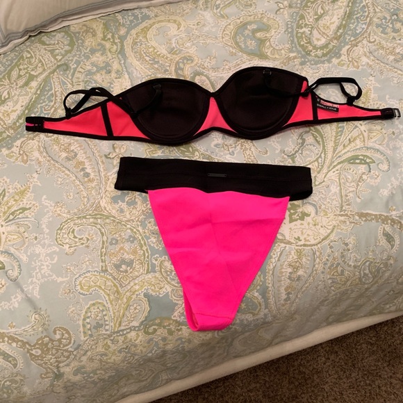 š¦©KENDALL & KYLIE BIKINI - Picture 2 of 5